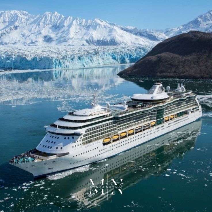 Crucero de lujo navegando entre glaciares y montañas nevadas en Alaska